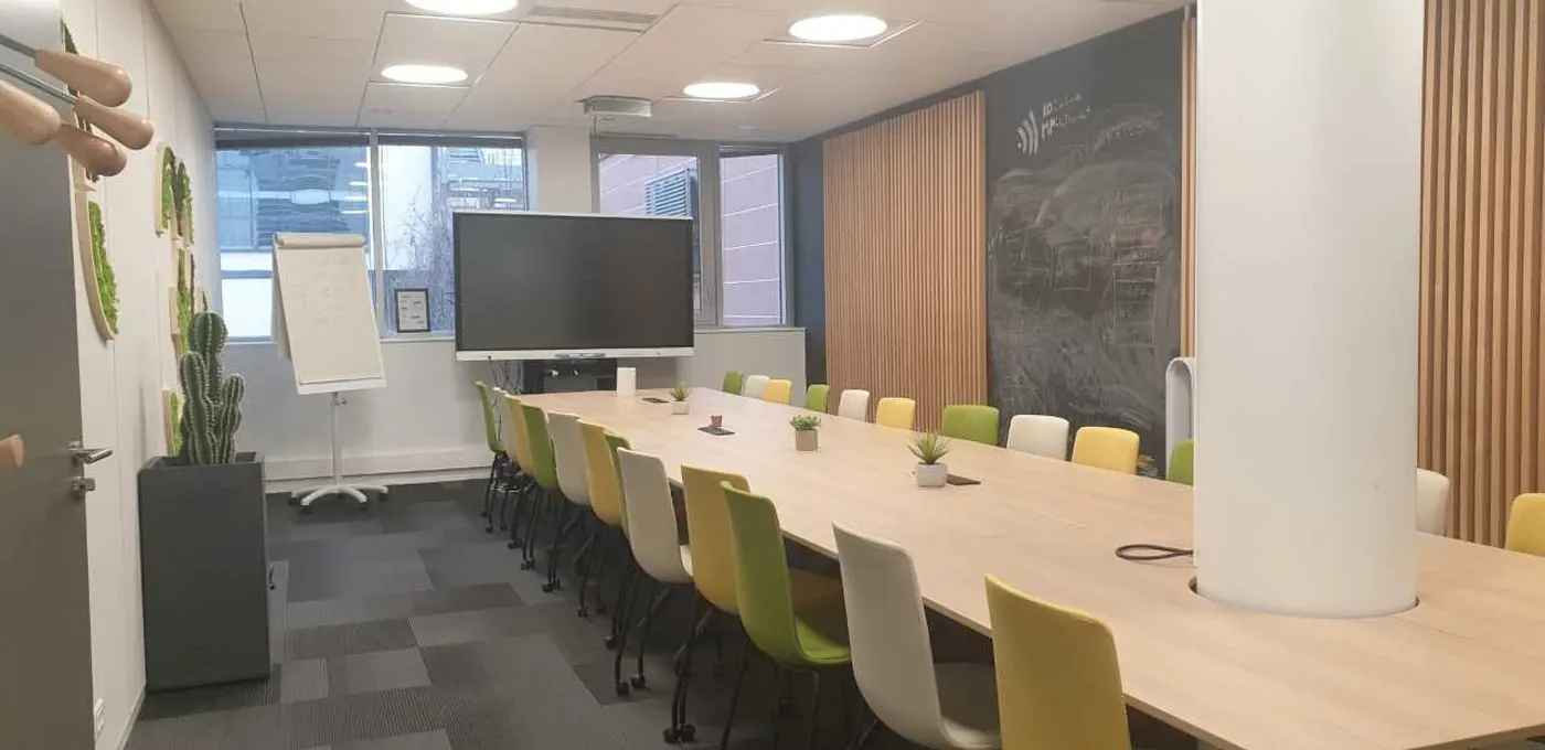 Grande salle de 24 places avec écran interactif et paperboard