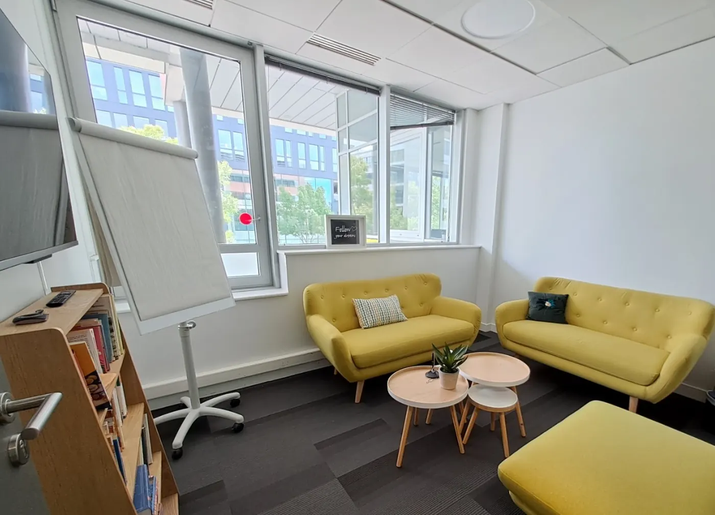 Espace détente avec canapés et paperboard